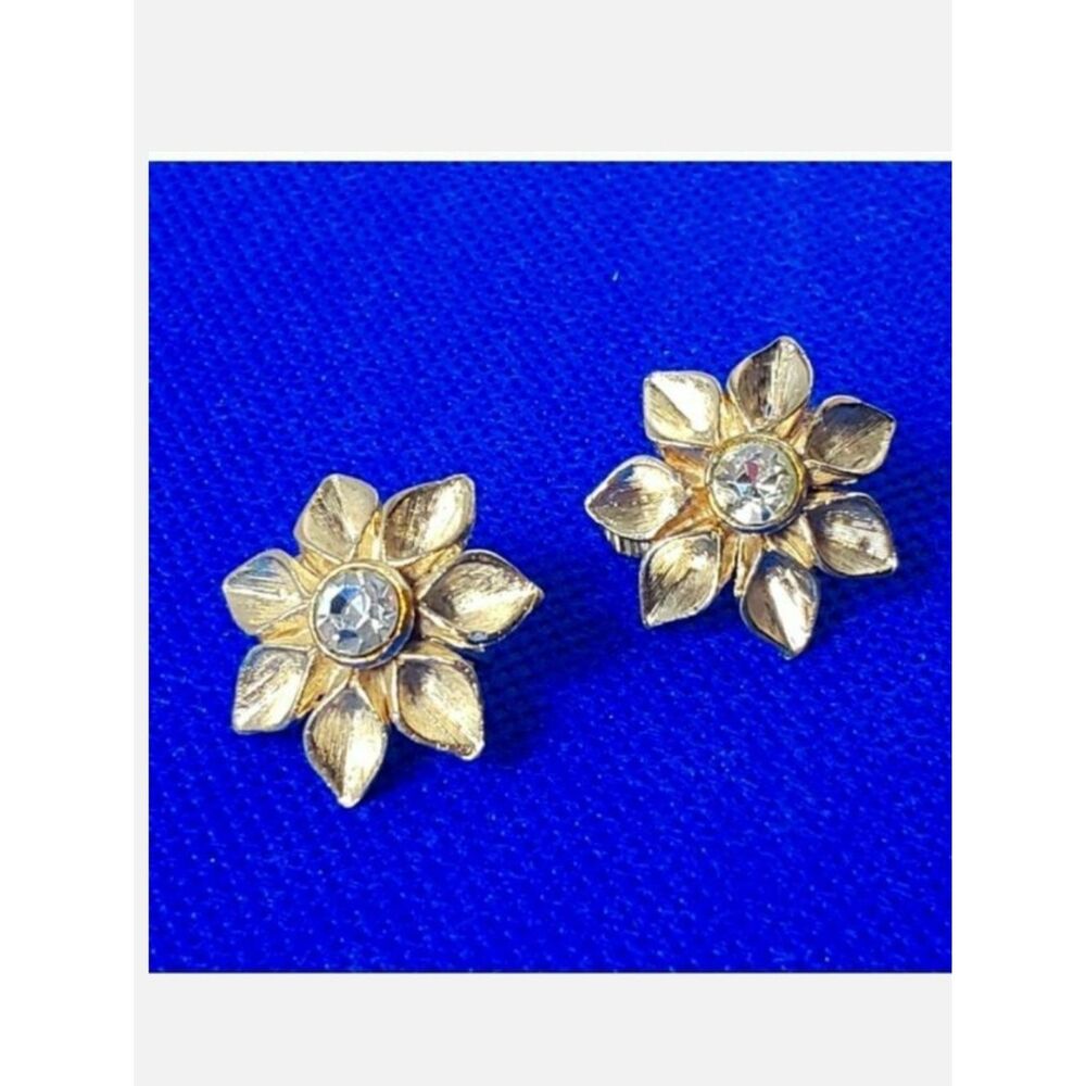 VINTAGE Clip-on Goldtone 3D Flower Earrings